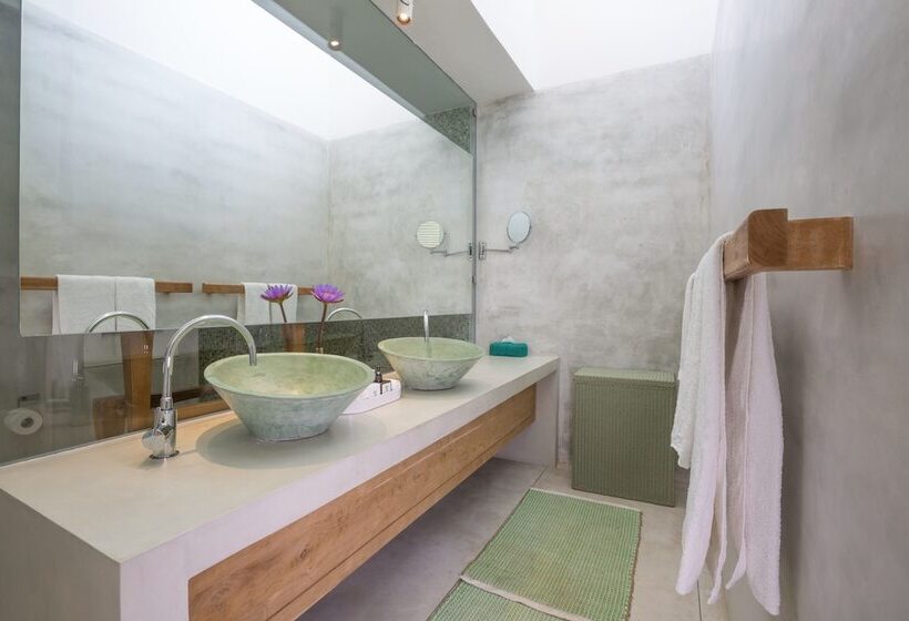 Отель Sri Sharavi Beach Villas & Spa