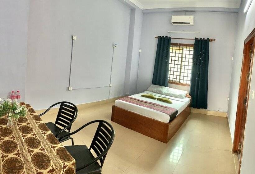 Lovely Jubbly Villa   Hostel