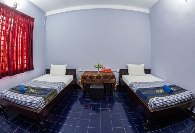 Lovely Jubbly Villa   Hostel