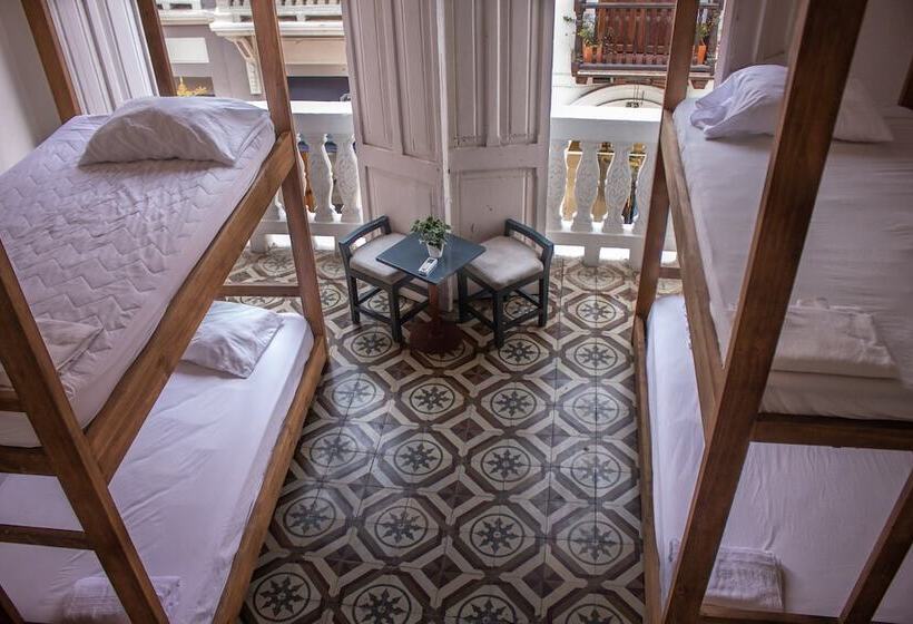 호스텔 Hostal Badillo Sv