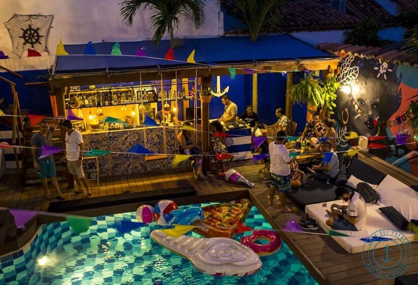 Casa Del Puerto Hostel & Suites
