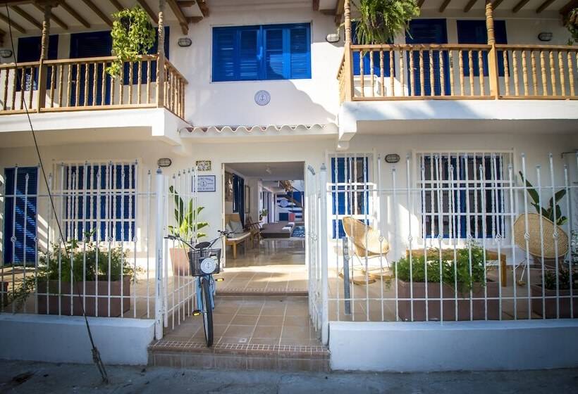 Casa Del Puerto Hostel & Suites