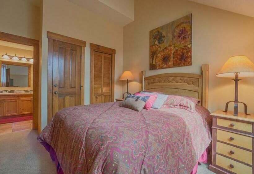 ホテル 2 Bedroom Colorado Vacation Rental Situated In River Run Village Steps From The Summit Express Gondo