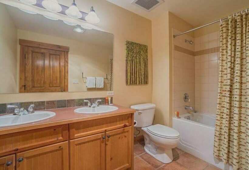 ホテル 2 Bedroom Colorado Vacation Rental Situated In River Run Village Steps From The Summit Express Gondo