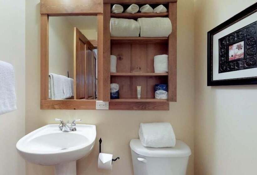 ホテル 2 Bedroom Colorado Vacation Rental Situated In River Run Village Steps From The Summit Express Gondo