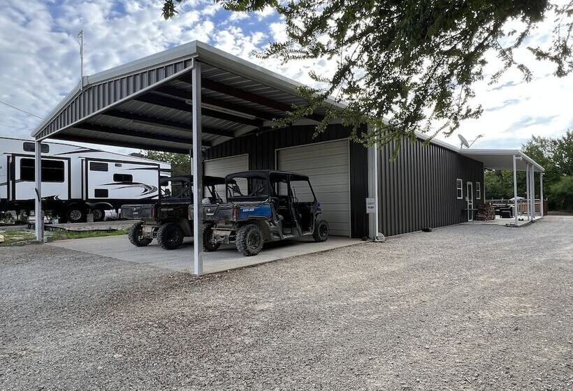 فندق Lake Godstone™