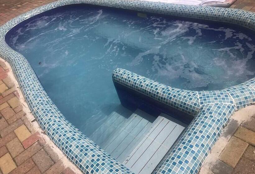 فندق Live The Life And Toro Bar