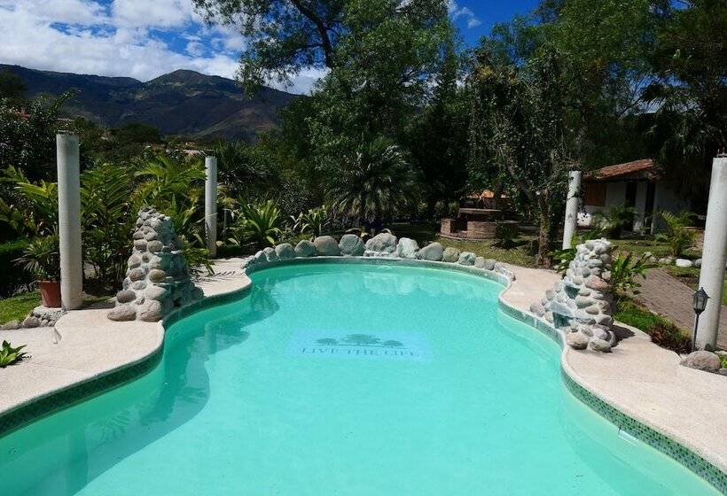 فندق Live The Life And Toro Bar