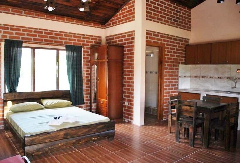 فندق Live The Life And Toro Bar