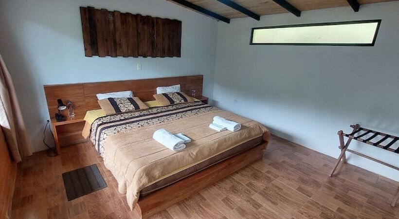 Отель Mindo Loma Bird Lodge