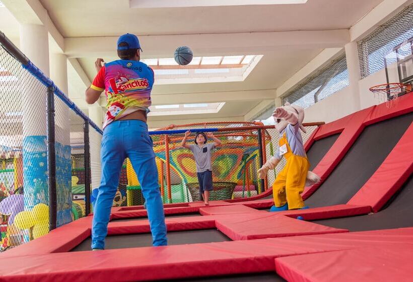 בית מלון כפרי Ocean Village 13