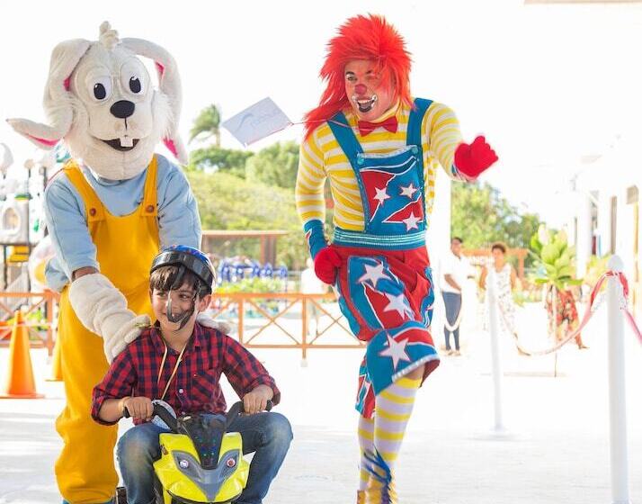 בית מלון כפרי Ocean Village 13