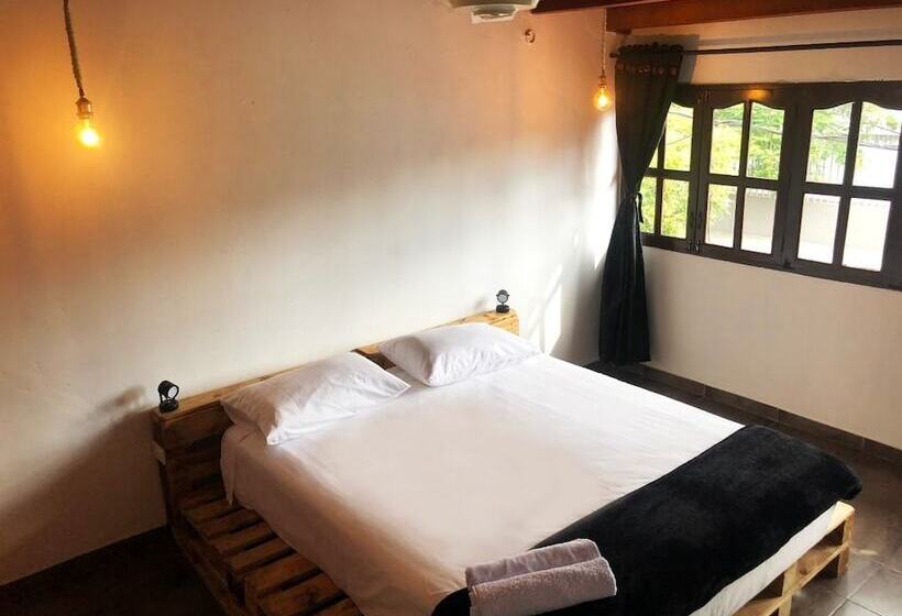 La Vie En Rose Maison   Hostel