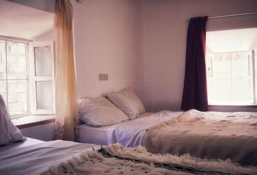 Пансион Monkey Finger House