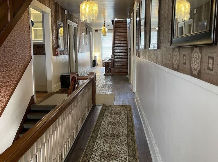 Пансион The Clinton Inn