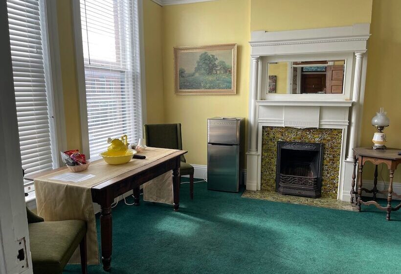 Пансион The Clinton Inn