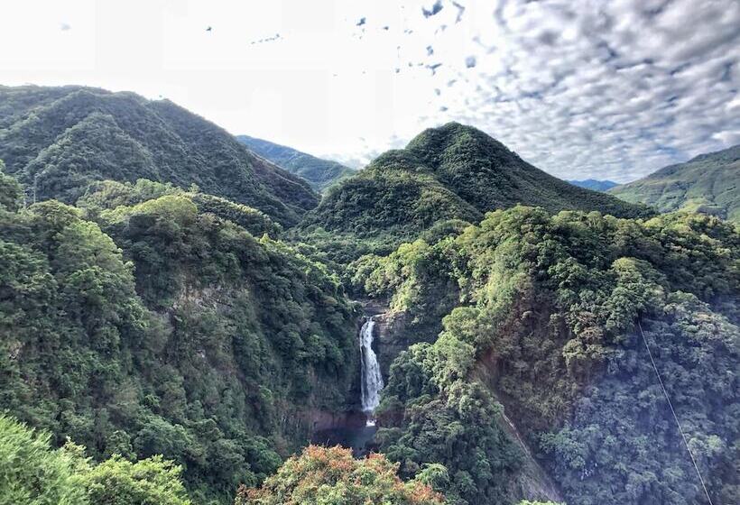 پانسیون Xanadu Hostel