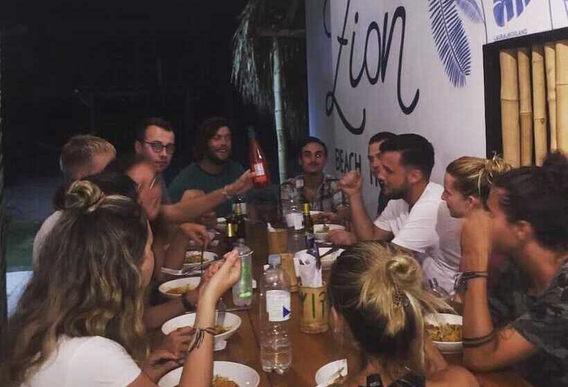 הוסטל Zion Beach House   Adults Only