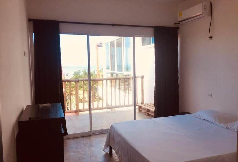 הוסטל Zion Beach House   Adults Only