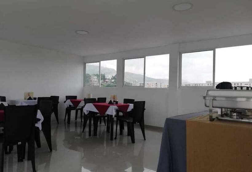 Apartasuites La Flora