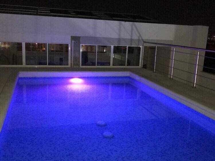 Apartasuites La Flora