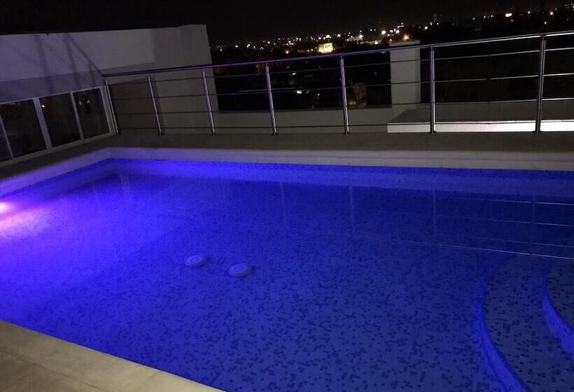 Apartasuites La Flora