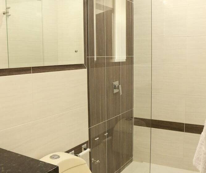 Apartasuites La Flora