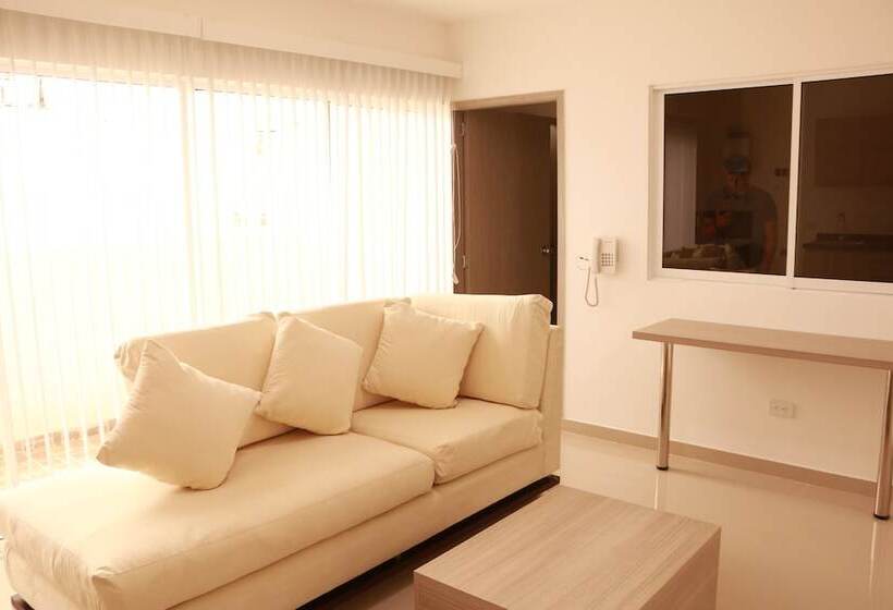 Apartasuites La Flora