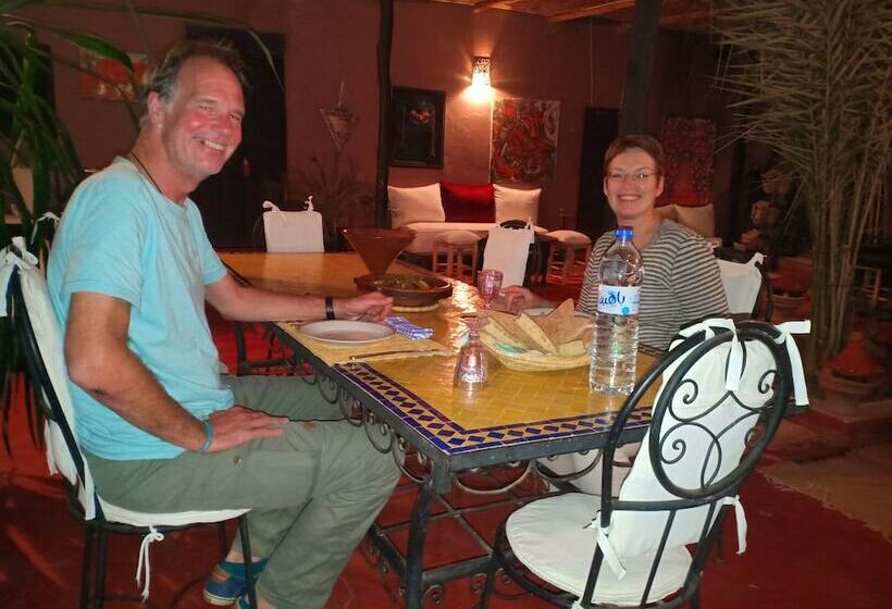 تختخواب و صبحانه Dar Tadout