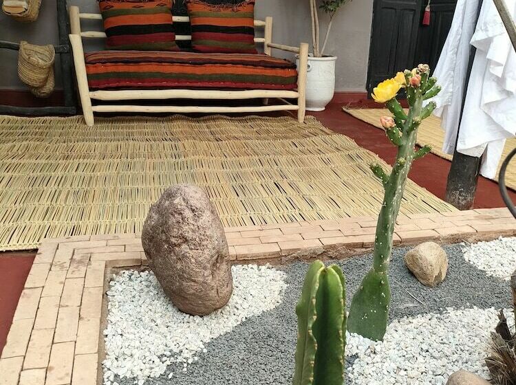 تختخواب و صبحانه Dar Tadout