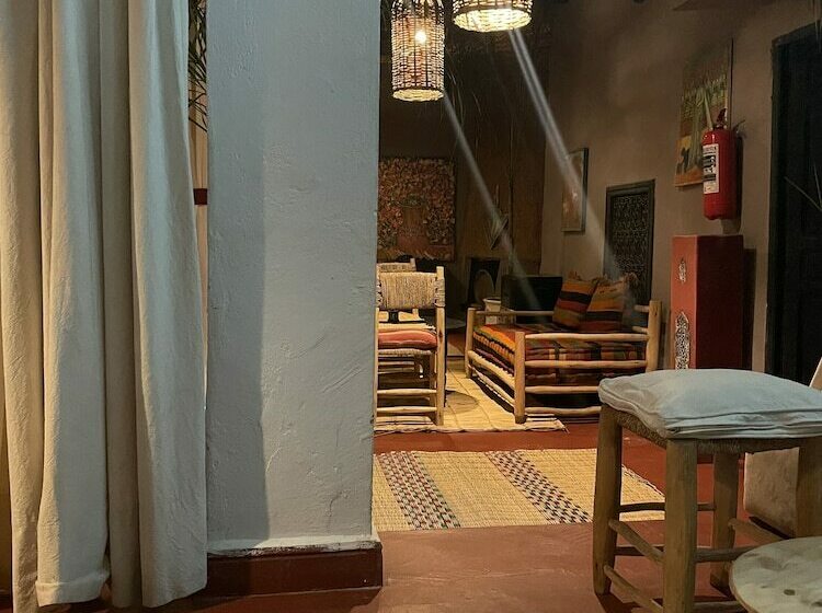 تختخواب و صبحانه Dar Tadout