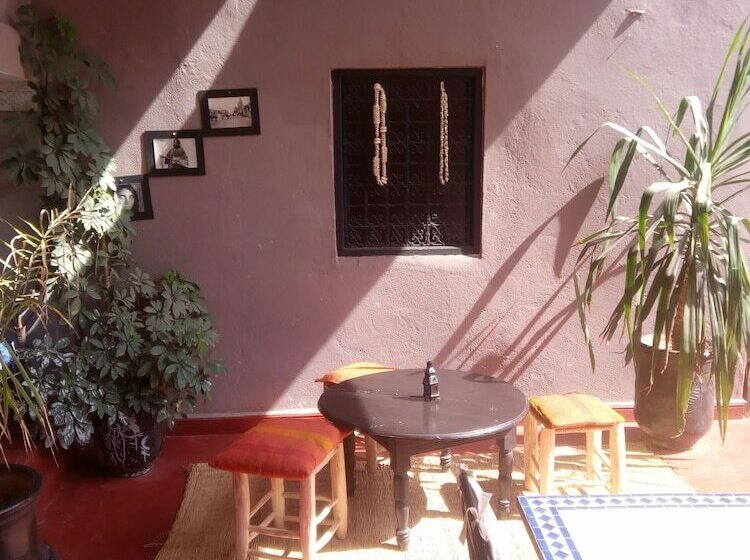 تختخواب و صبحانه Dar Tadout