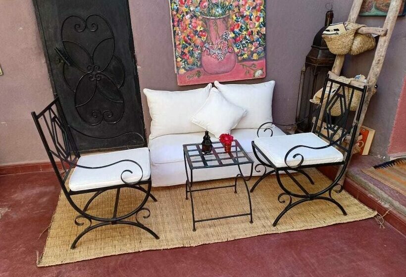 تختخواب و صبحانه Dar Tadout