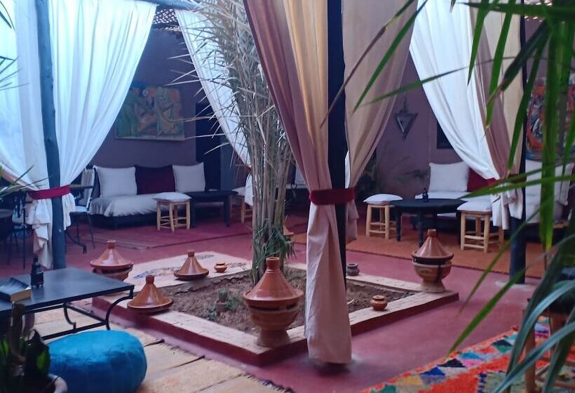 تختخواب و صبحانه Dar Tadout