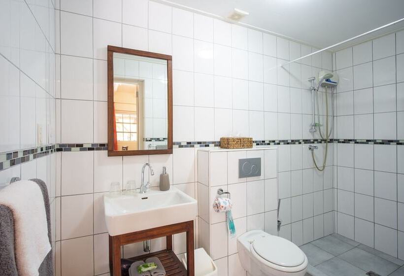 تختخواب و صبحانه Sombré Di Kabana