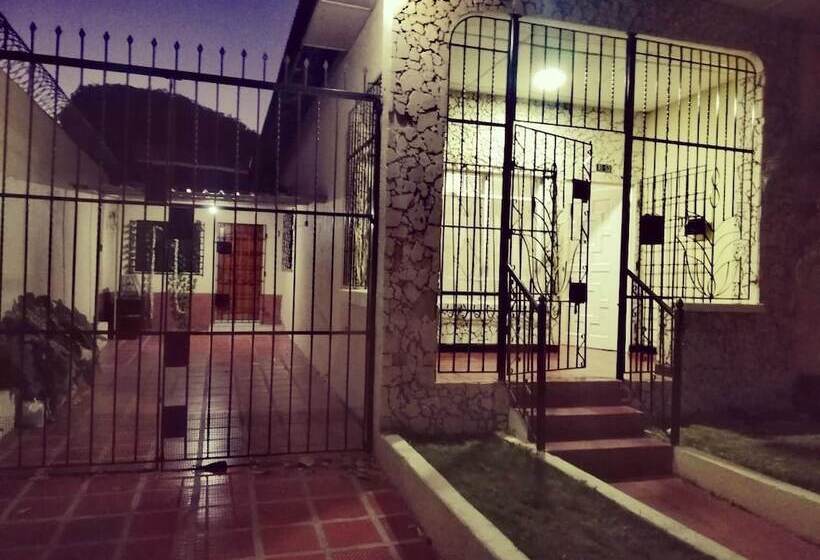 Casa La Vieja Guardia   Hostel