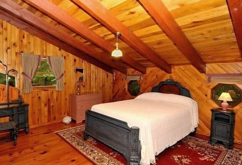 Cedarwood Lodge