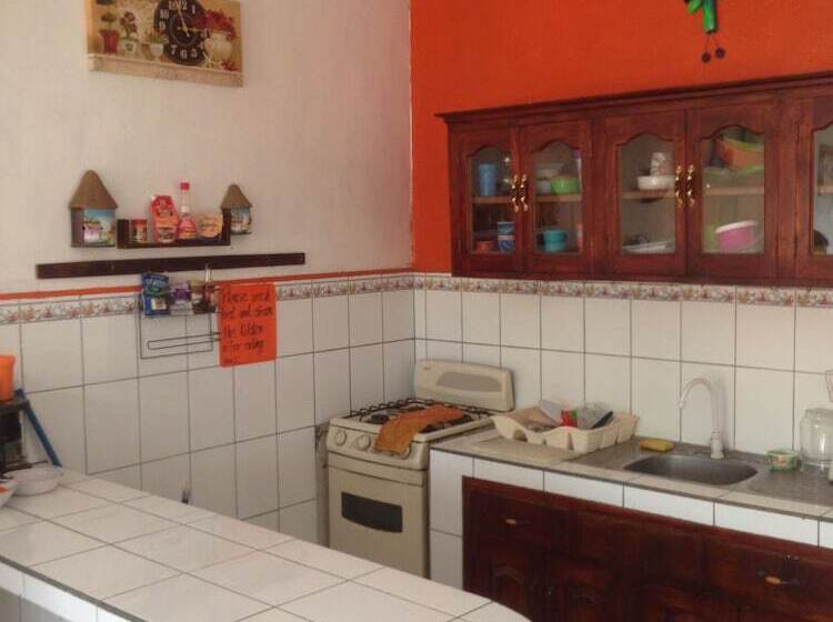 Hostal Brisas Y Olas   Hostel