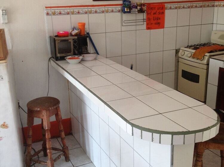 Hostal Brisas Y Olas   Hostel