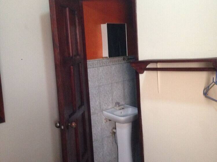 Hostal Brisas Y Olas   Hostel