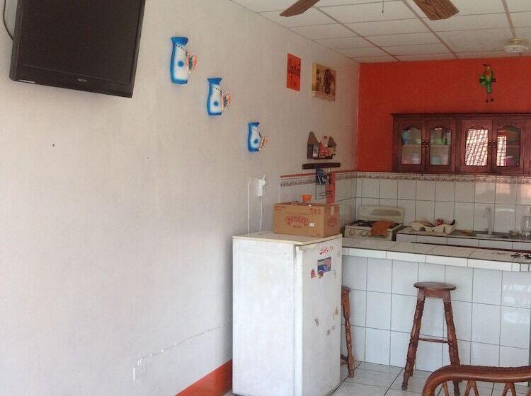Hostal Brisas Y Olas   Hostel