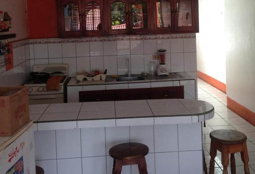 Hostal Brisas Y Olas   Hostel