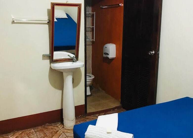 Hostal Brisas Y Olas   Hostel