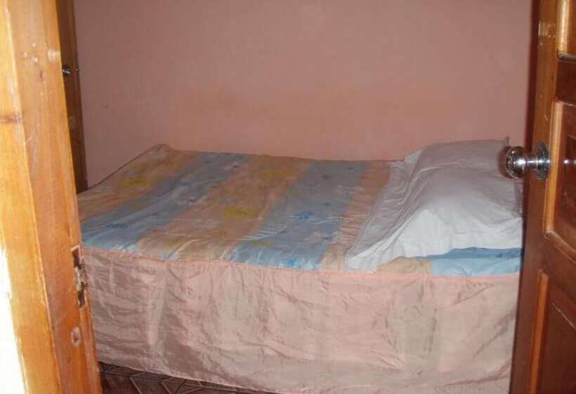 Hostal Brisas Y Olas   Hostel