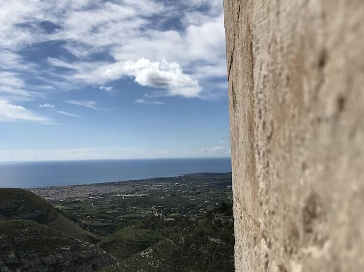 Отель Eremo Madonna Delle Grazie