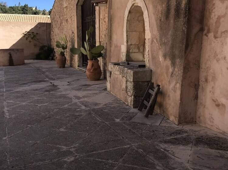 Отель Eremo Madonna Delle Grazie