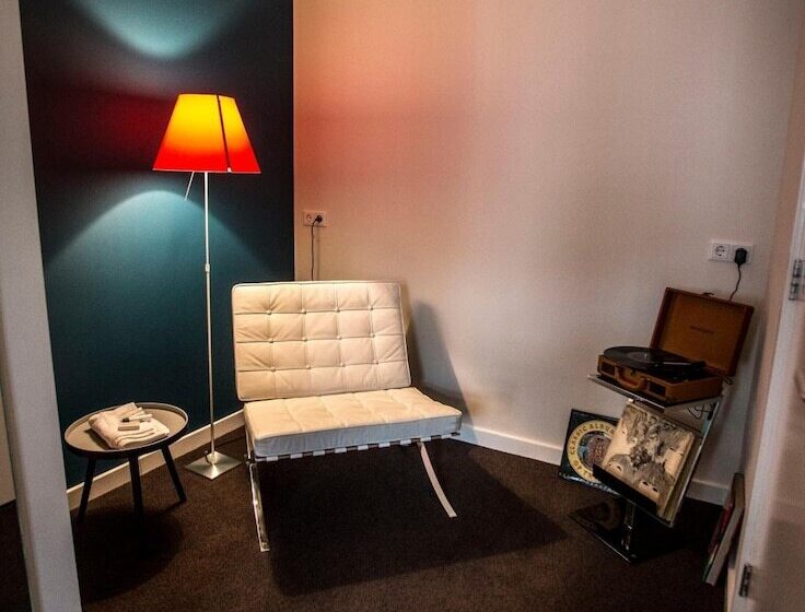 هتل In T Holt 1654