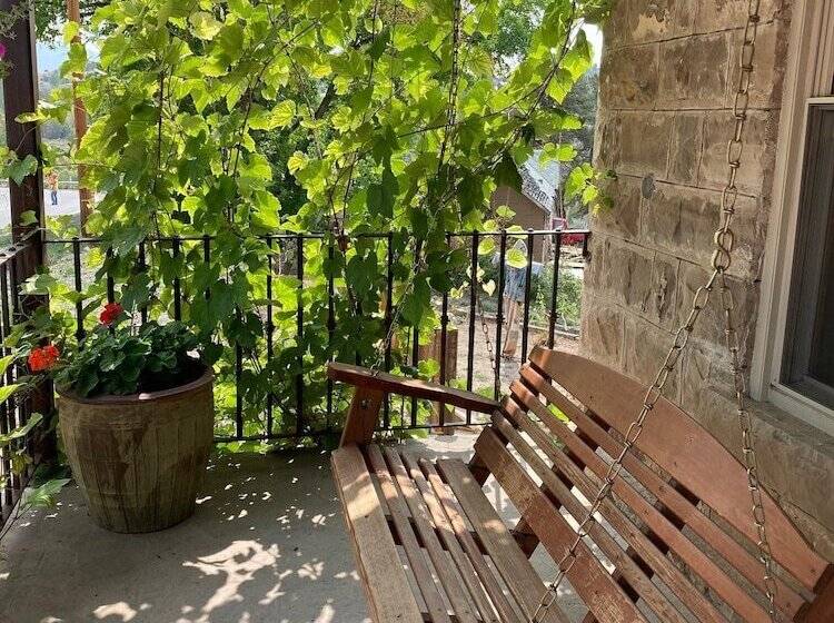 بنسيون The Stone House Inn