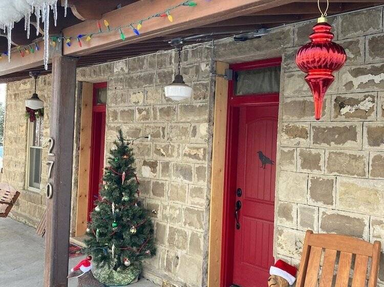 بنسيون The Stone House Inn