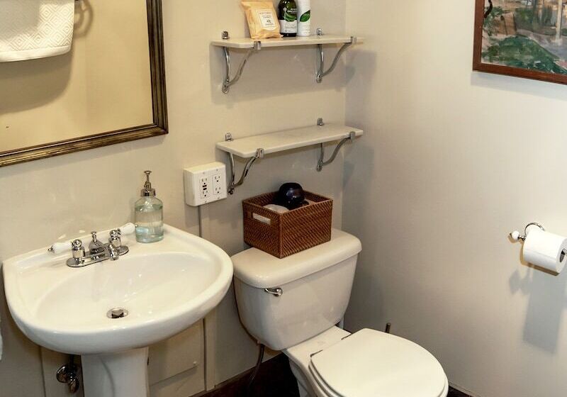 بنسيون The Stone House Inn